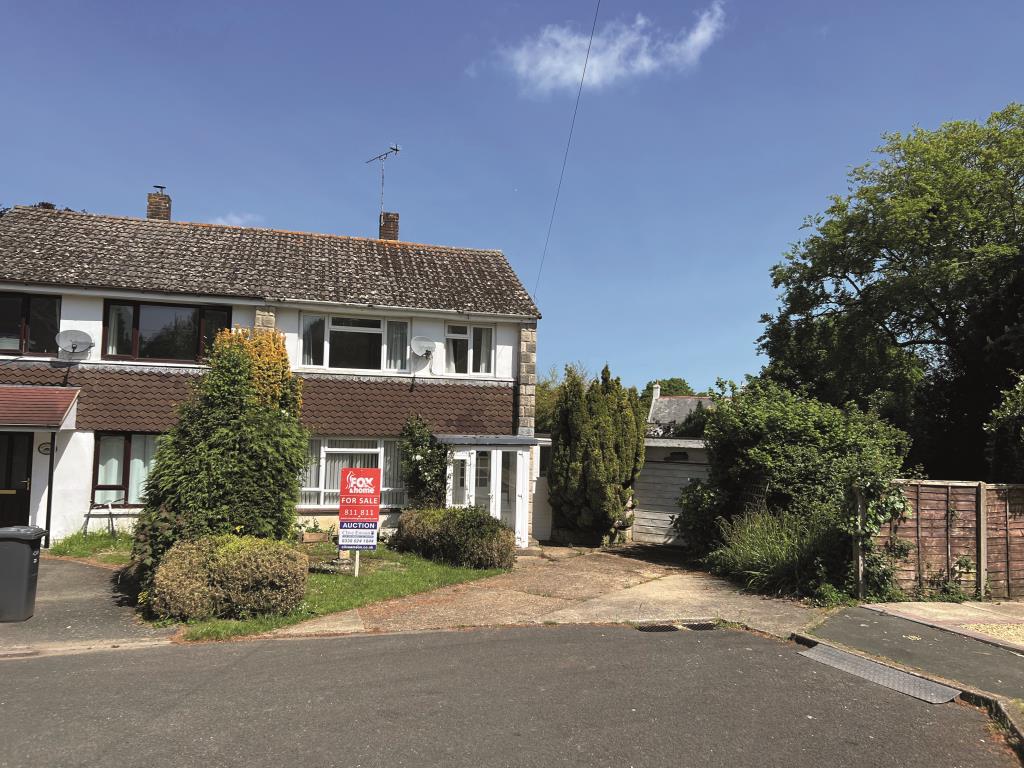 Lot: 90 - THREE-BEDROOM HOUSE IN A POPULAR VILLAGE ON A PLOT WITH LAPSED PLANNING - Three Bedroom House For Sale By Auction Godshill Isle of Wight